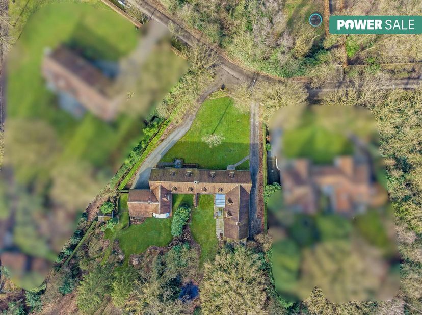 Deze woning biedt niet alleen binnen volop ruimte, maar ook buiten. De ruime tuin is ideaal om te ontspannen en biedt alle mogelijkheden om er een aan