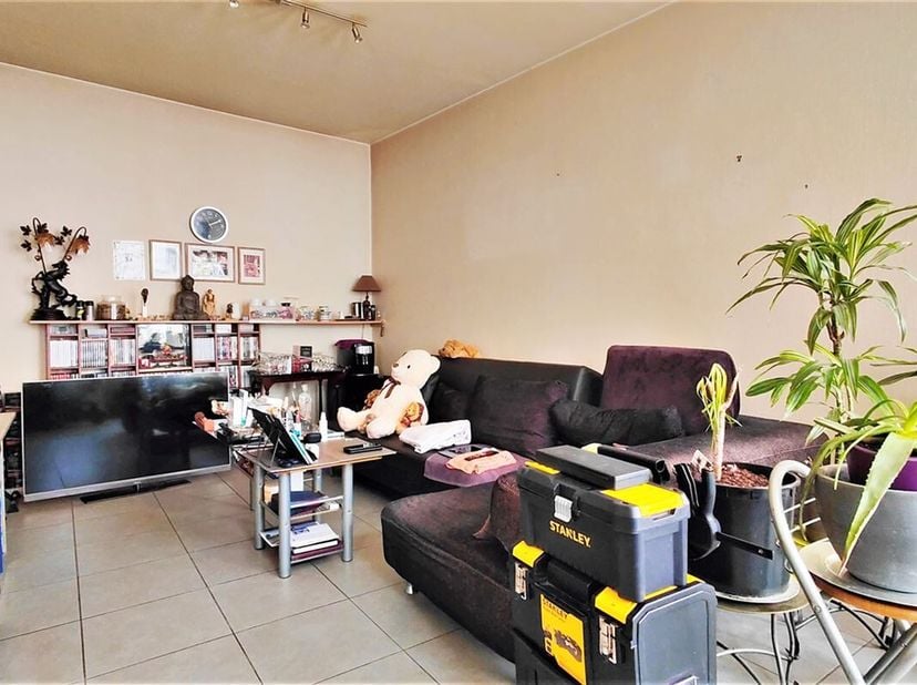 Au 1er étage d&#039;un petit immeuble, idéalement situé au centre, dans un endroit agréable et pratique, vous trouverez un grand appartement de 100 m² à am