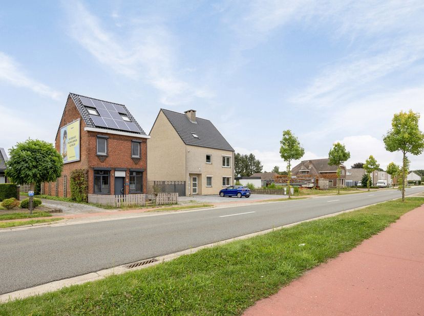 Vrijstaand woonhuis met 4 slaapkamers.&lt;br /&gt;
Gelegen langs een doorgaande weg met een vlotte verbinding naar Houthalen (autostrade), N74 en Nederlands