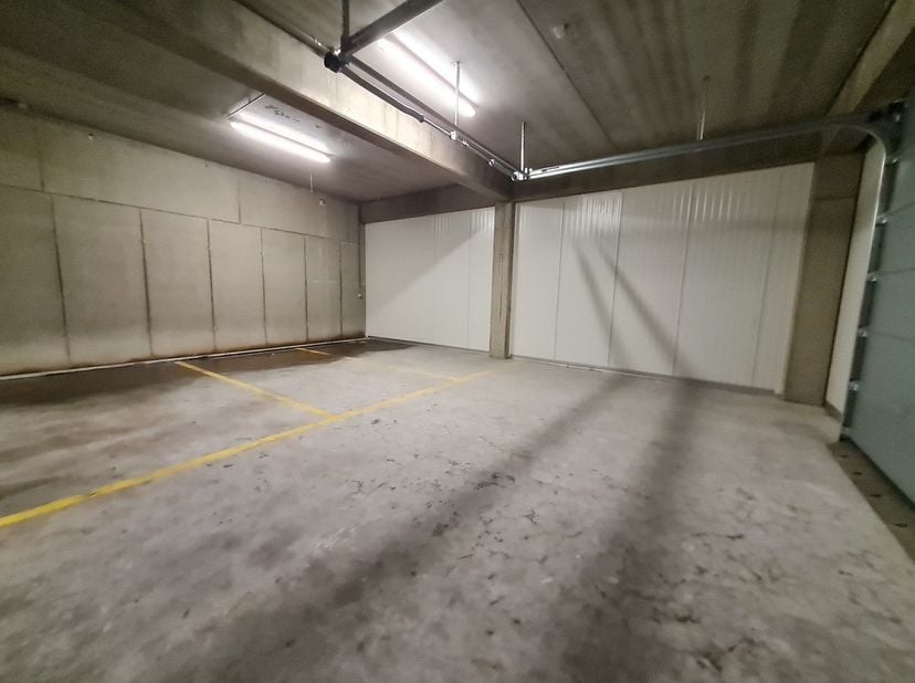 LIGGING&lt;br /&gt;
Deze ruime afgesloten garagebox/berging is gelegen in een moderne residentie in Kuringen op de Kuringersteenweg nabij de grote ring van