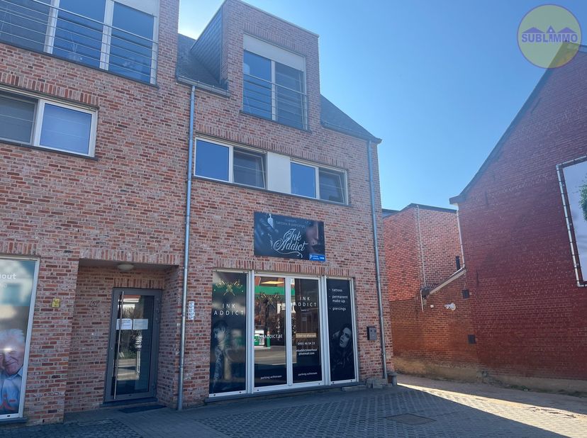 Dit modern appartement is gelegen op de eerste verdieping en heeft 2 slaapkamers. &lt;br /&gt;
&lt;br /&gt;
Indeling: Inkomhal, 2 slaapkamers, badkamer, toilet, l