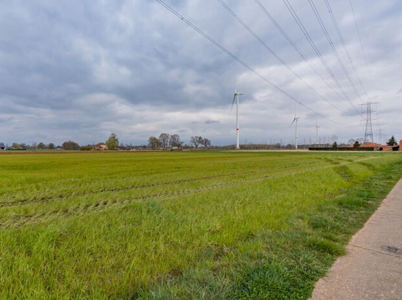 Perceel landbouwgrond/grasland naast hoogspanningsmast (Elia). Perceel is goed bereikbaar, opp. 66a 27ca, gelegen in agrarisch gebied, deels overstrom