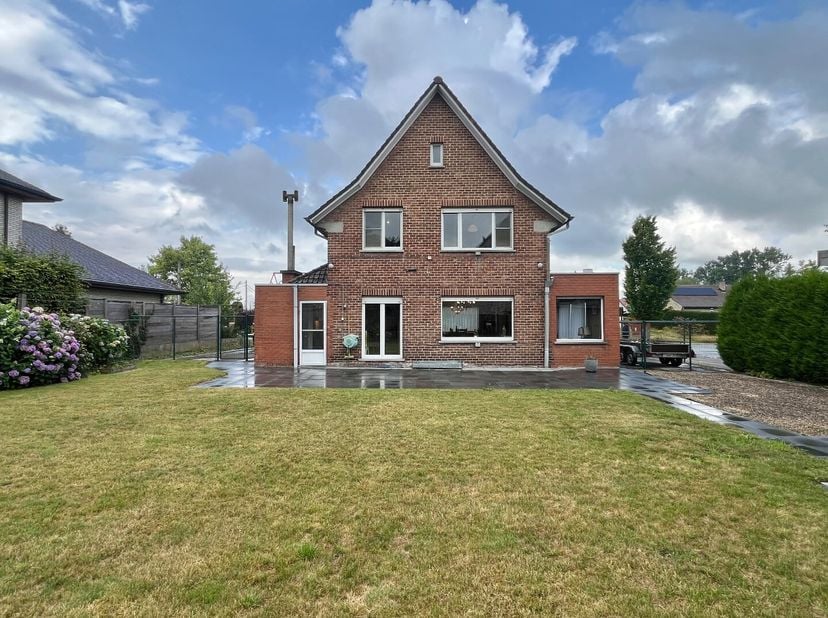 Alleenstaande woning te koop in Kuurne met ruime tuin, 3 slaapkamers en een topligging.&lt;br /&gt;
In Kuurne vind je deze alleenstaande woning op een mooi