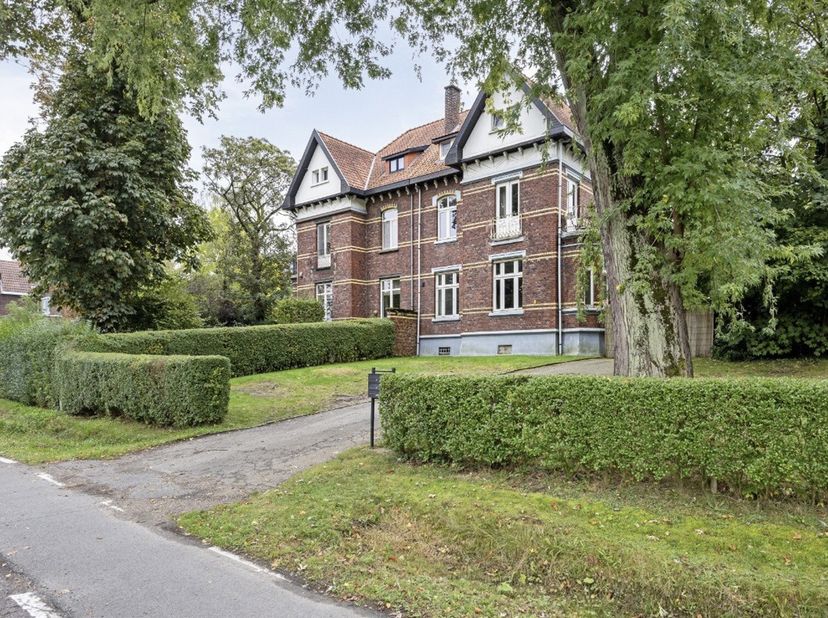 Uitzonderlijke eengezinswoning thans ingericht als 3 appartementen&lt;br /&gt;
Deze voormalige ingenieurswoning werd met zorg getransformeerd tot drie afzon