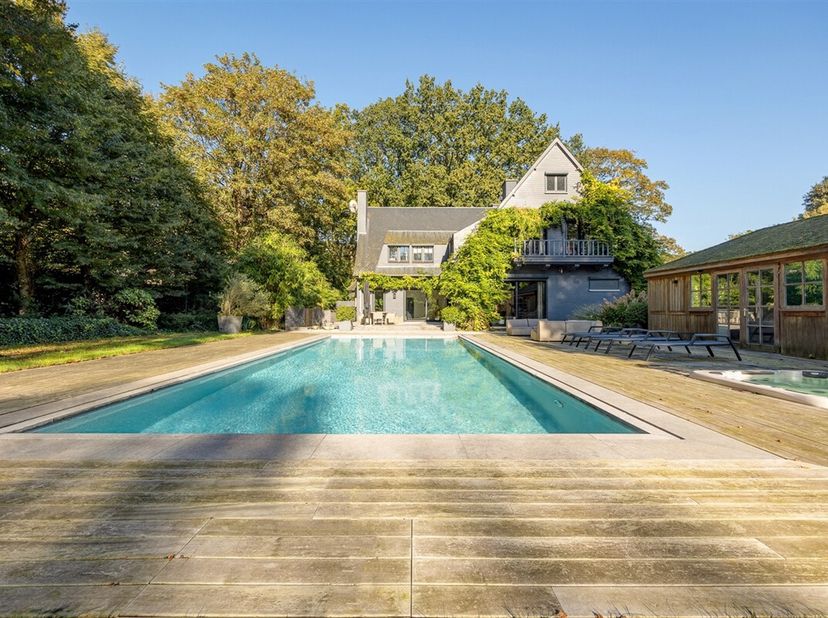 WILRIJK - Park Den Brandt : Propriété unique sur un terrain de 3.340m² avec piscine et pool house.&lt;br /&gt;
DESCRIPTION :&lt;br /&gt;
La longue allée avec port