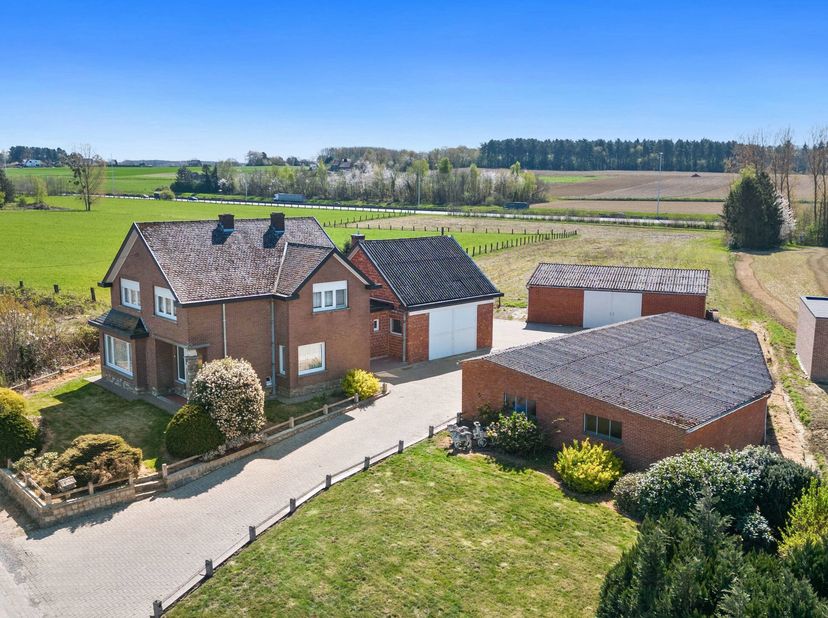 AARSCHOT - Heel centraal gelegen woning met bijgebouwen op 99a80caDeze woning (19m diep incl bijbouw) is ideaal voor wie op zoek is naar een ruime won