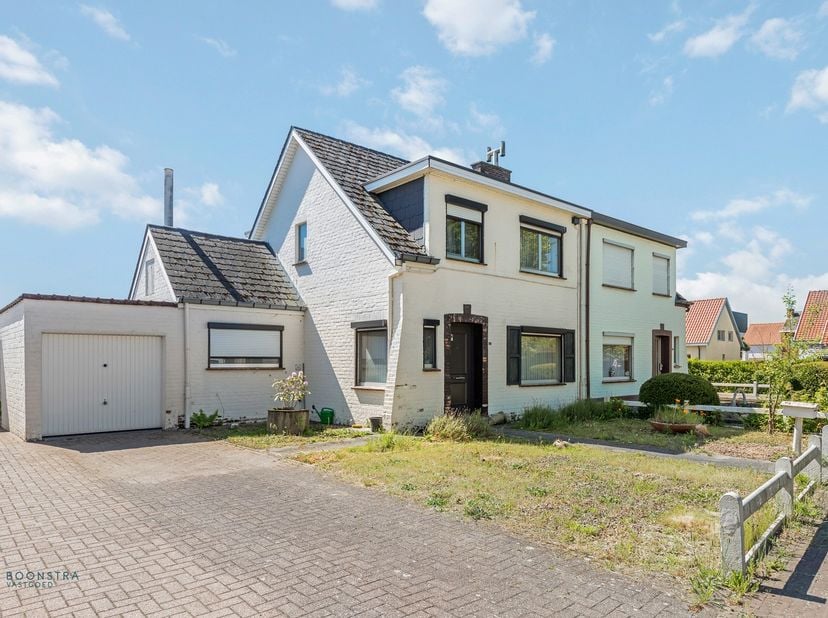 Op een uitstekende ligging te Putte bevindt zich deze charmante halfopen bebouwing met een bewoonbare oppervlakte van 148 m² op een perceel van 489 m²