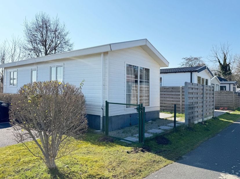 Kwalitatieve en ruime chalet op eigen grond in het prachtige vakantiedomein Dunepark op 800m van de zee. Domein met openlucht zwembad, sportvelden, sp