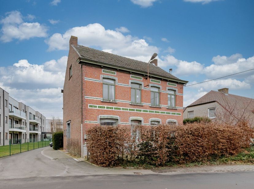 LiggingCentrale ligging en bereikbaarheid zijn de grootste troeven van deze prachtige villa. U bevindt zich op veilige wandelafstand van scholen, supe