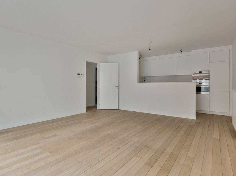 Dit moderne appartement bevindt zich op de tweede verdieping van een recent gebouw (2019) en biedt een ideale woonoplossing voor wie centraal wil wone