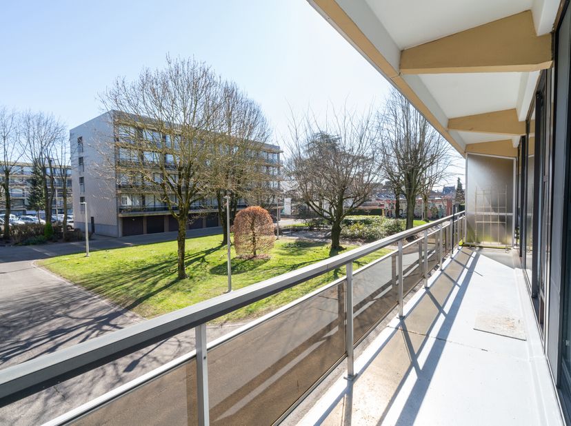 Kom samen met ons dit ruime appartement met 2 terrassen op een boogscheut van centrum Eeklo ontdekken.&lt;br /&gt;
In de nabije omgeving is alles terug te v