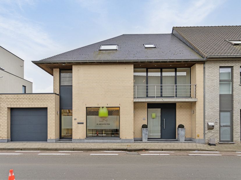 Deze hoogwaardig afgewerkte woning, gelegen in het centrum van Zwevezele, biedt de ideale combinatie van modern comfort en praktische indeling. Elk de