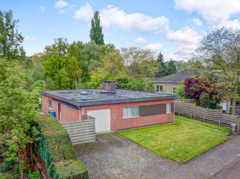 [[ DIT PAND NEEMT DEEL AAN DE ERA OPEN HUIZEN DAG OP 14/6 VAN 13:00 TOT 14:00 ]] Gelijkvloerswoning met 2 slaapkamers met inpandige garage op een terr