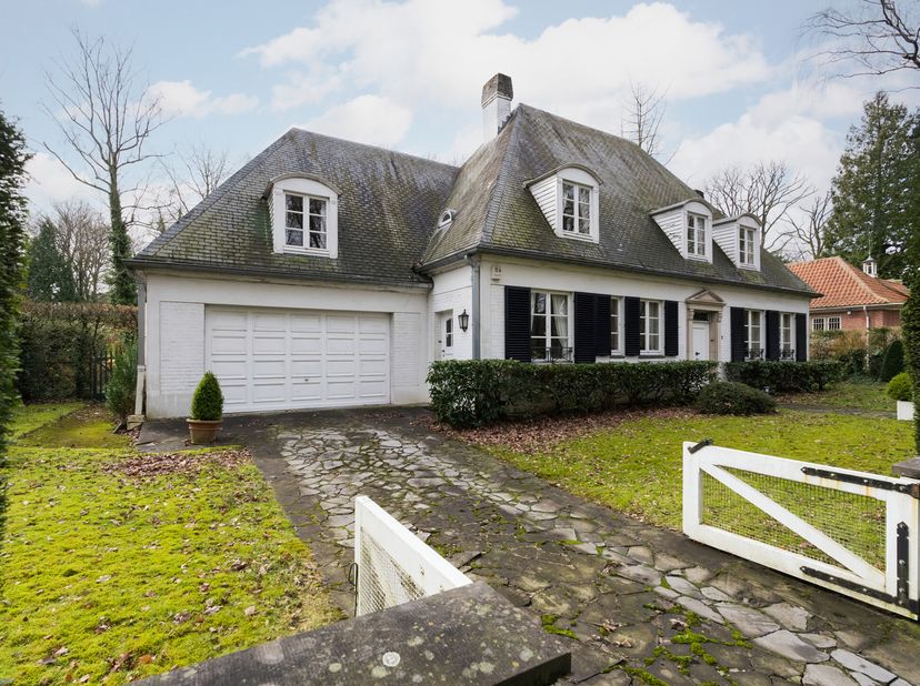 UCCLE, dans le quartier du Prince dOrange, VILLA de ± 250 m² (selon PEB) sur un terrain de ± 15 ares orienté SUD. Construite en 1954, elle se compose