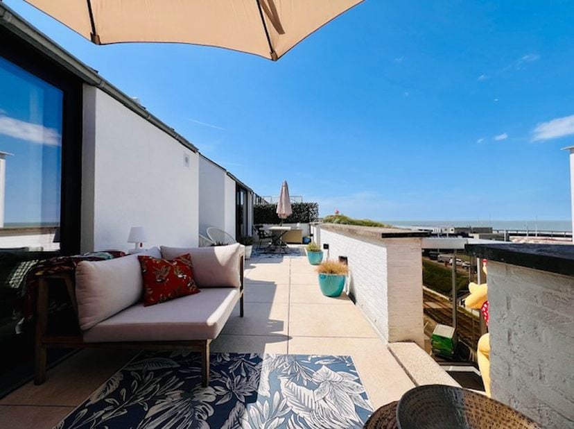 Gelegen op een centrale toplocatie op 50m van de Zeedijk van Wenduine vindt u deze volledig gerenoveerde penthouse met een panoramisch uitzicht over d