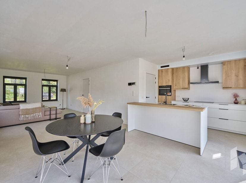 Stijlvolle, instapklare nieuwbouwwoning (145 m²) met een open leefruimte, 3 slaapkamers en een badkamer met bad en douche gelegen op een perceel van 5