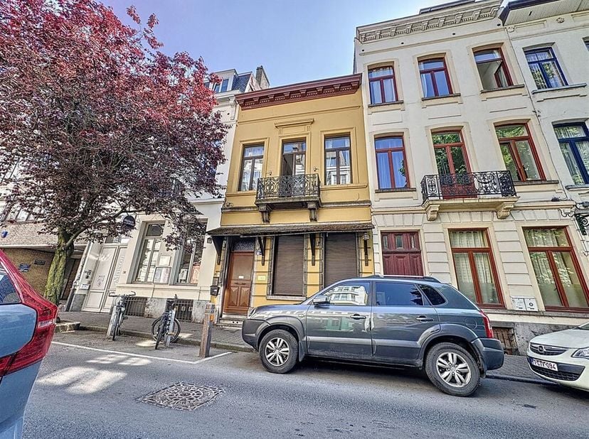 Une opportunité rare au coeur de Bruxelles&lt;br /&gt;
Situé dans lun des quartiers les plus prisés de Bruxelles, à deux pas de lavenue Louise, du Palais de