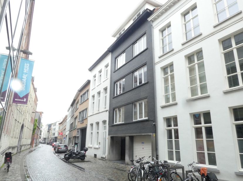 Mooi en super goed gelegen appartement met lift op de 1ste verdieping in het Centrum en op wandelafstand van Ijzerenleen, Bruul enz. Indeling: inkom,