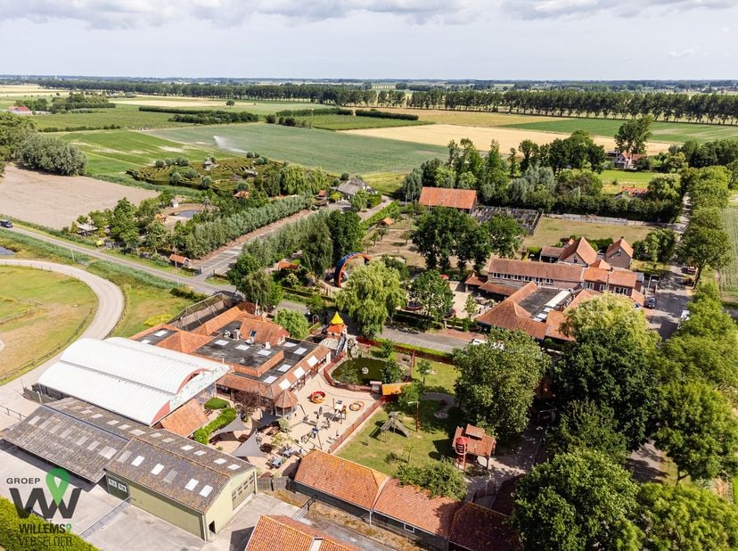 Deze unieke eigendom op een totaal van 34.000m² vinden we terug in de Biezenpolder in Nederland tussen Aardenburg, Eede en Sint-Laureins. Sinds jaar e