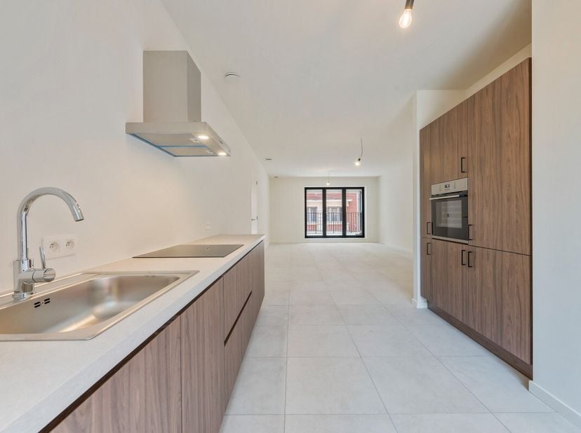 Ontdek dit prachtige appartement in het nieuwbouwproject JUUT, gelegen op een steenworp van de Schelde. Dit stijlvolle project combineert modern comfo