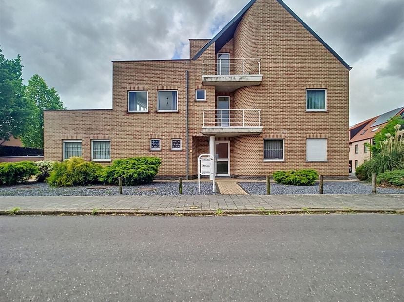 In een charmante, kleinschalige residentie bestaande uit slechts drie appartementen bevindt zich dit gezellig en praktisch ingedeeld duplexappartement