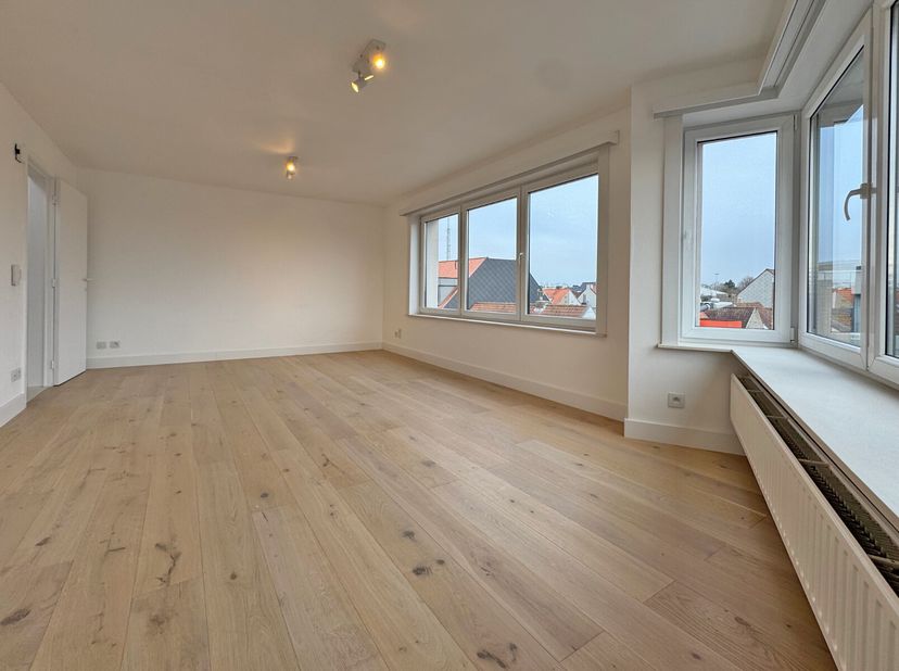 Dit moderne hoekappartement is gelegen nabij de Lippenslaan, het station en Duinenwater.&lt;br /&gt;
Het appartement heeft een praktische indeling met een r