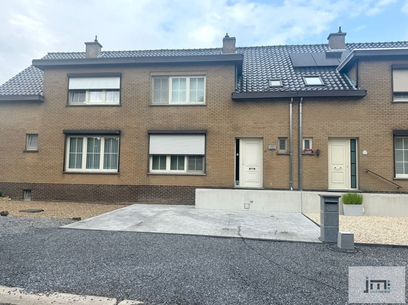 Deze zeer rustig gelegen woning bevindt zich op een perceel van bijna 2 are met een volledige afgesloten terras. Voor de woning bevinden zich 2 parkee