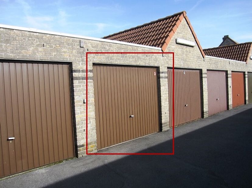 Residentie De RedeDeze ruime garagebox is gelegen in het garagecomplex &quot;De Rede&quot;, vlakbij het centrum van Wenduine. Private garagebox (nr. 3)Afmetinge