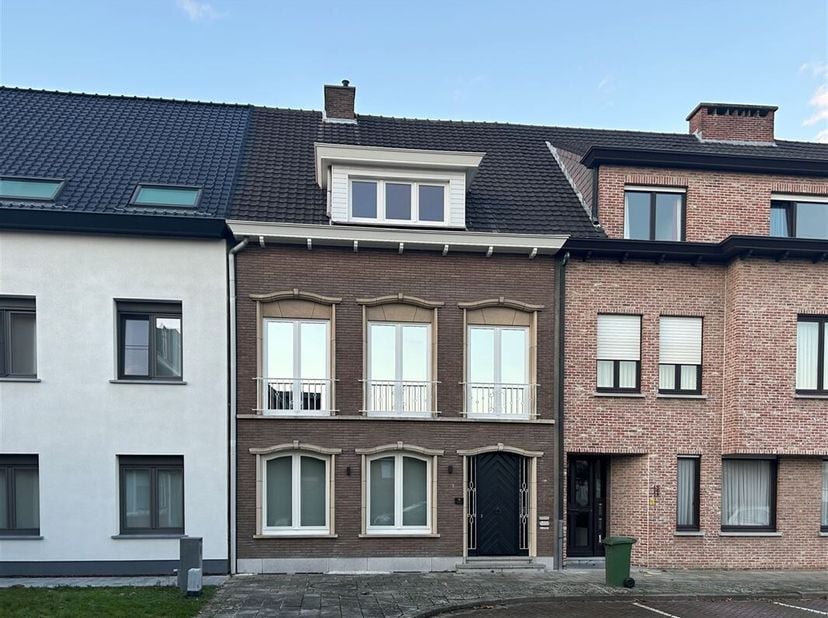 Gerenoveerde woning met vier slaapkamers en garage op rustige locatie&lt;br /&gt;
Gelegen in het centrum van Brasschaat vlakbij alle faciliteiten zoals wink