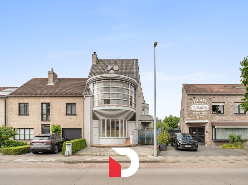 Maak kennis met dit architecturaal meesterwerk gebouwd in 1993, waar licht, ruimte en functionaliteit centraal staan. Deze bijzonder ruime woning telt