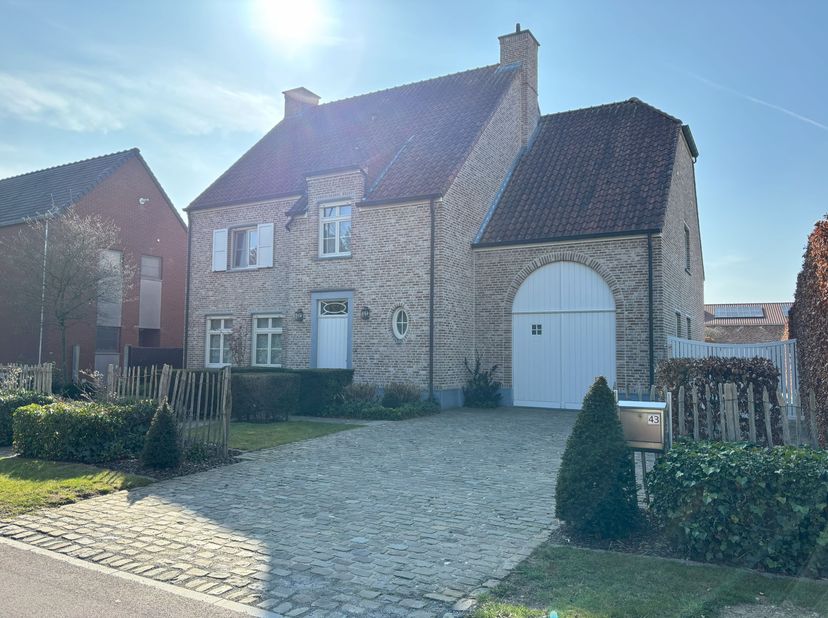 Deze prima gelegen instapklare villa in het residentiële Westerlo-centrum werd gebouwd in 2008 en is bijzonder goed onderhouden. Ook werd er recent ee