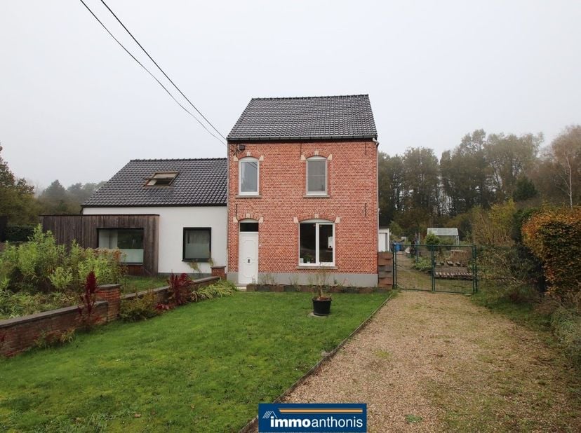 Deze driegevelwoning is erg rustig gelegen en beschikt over o.a. 2 slaapkamers, een grote zolder en een riante tuin.&lt;br /&gt;
&lt;br /&gt;
Op het gelijkvloers