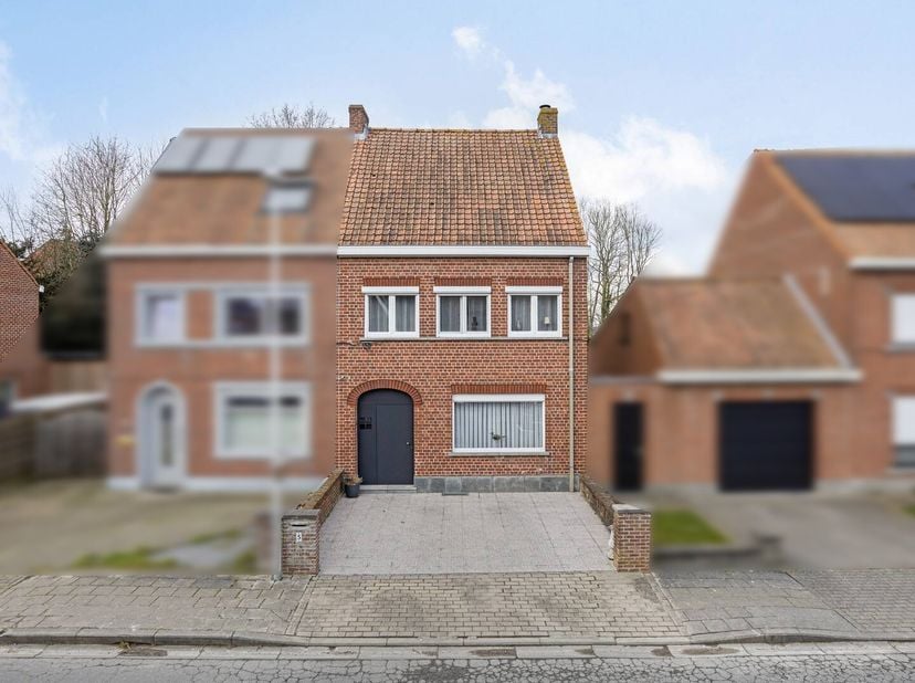 Huis te koop in de Kasteelweg 5 in Vlamertinge. Deze woning heeft 3 slaapkamers, een ruime zolder, leuke tuin en garage met uitweg. Deze woning is uit