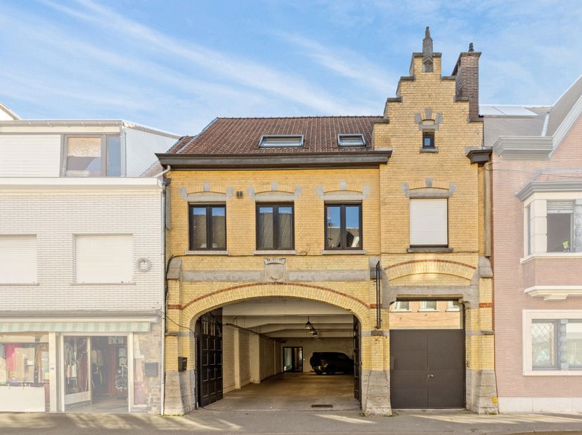 Unieke eigendom met kantoor, atelier, multifunctionele ruimte en verhuurde duplex in het hart van Heule!&lt;br /&gt;
Achter deze authentieke gevel schuilt e