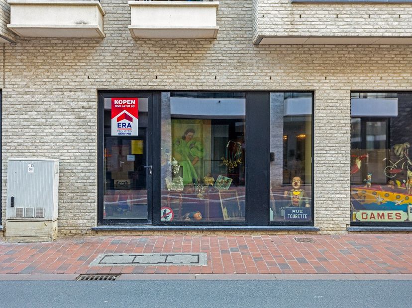 Blankenberge: Casco handelspand te koop op 110 meter van de zeedijk. Centraal gelegen en dicht bij de zeedijk van Blankenberge kan je dit casco handel