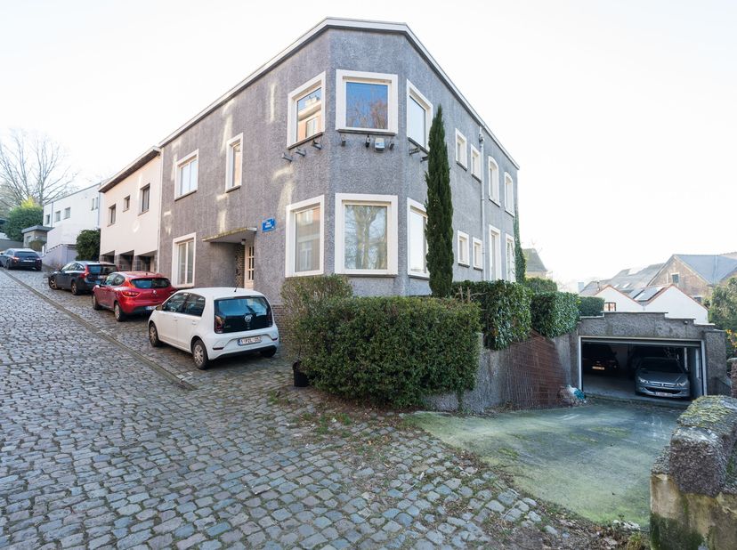 Appartement n°1 :&lt;br /&gt;
Au rez-de-chaussée (121m² bruts) :&lt;br /&gt;
- hall dentrée avec vestiaire et toilette invités ;&lt;br /&gt;
- lumineuses réceptions com