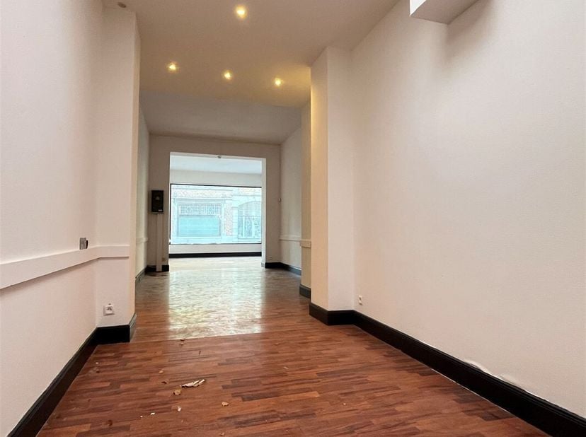 Belle surface commerciale de +/- 60m² dans le piétonnier de Tournai au pied du Beffroi.&lt;br /&gt;
La surface commerciale avec une belle vitrine de 8m² com