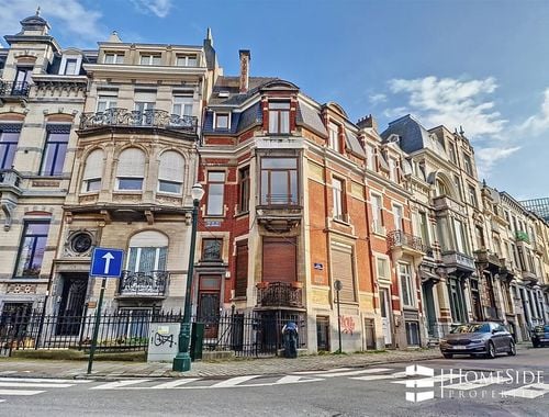                                         Maison de ville à vendre à Bruxelles, € 870.000
