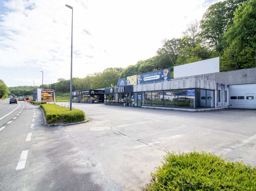Opportunité rare de louer un espace commercial de ±400 m² dans une zone à très forte visibilité à Wavre, le long de la Chaussée de Louvain. Ce bien, a