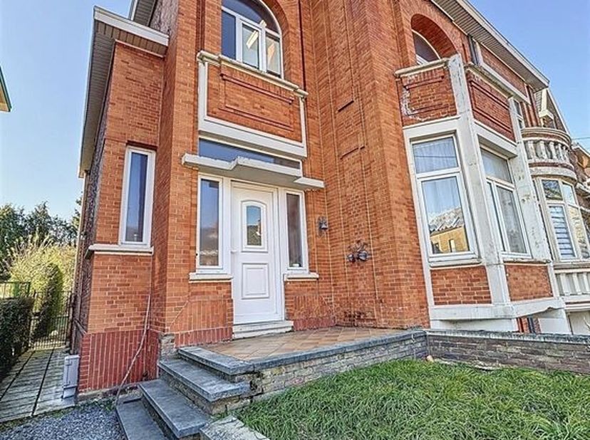 Située proche de toutes les facilités (gare, axes routiers, commerces et écoles) maison bourgeoise 3 façades implantée sur un beau terrain de 4 ares 7