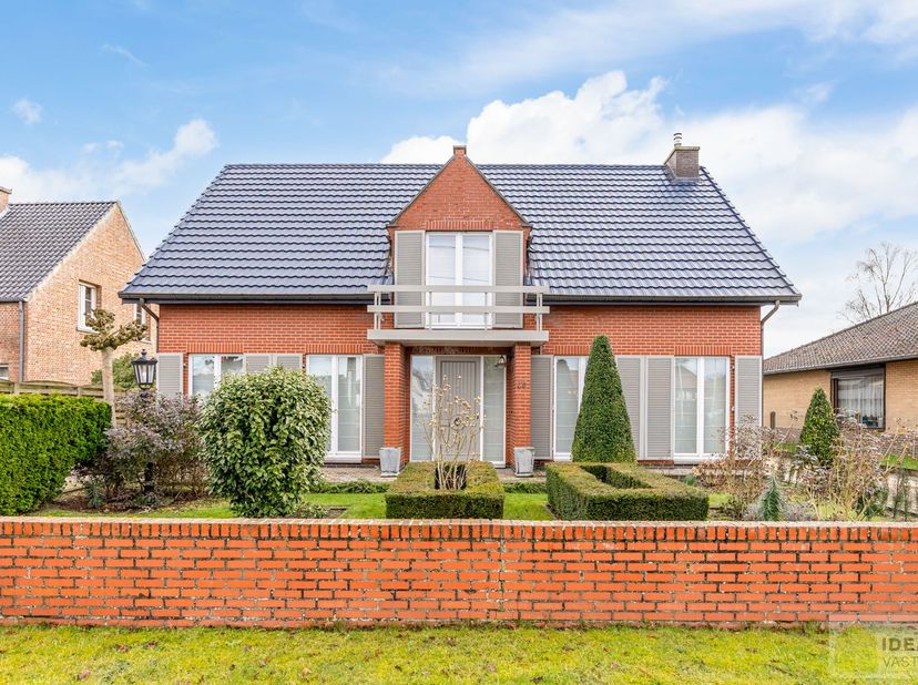 INSTAPKLARE EN PERFECT ONDERHOUDEN WONING MET 4 SLAAPKAMERS, BADKAMER, EEN RUIME WOONKAMER, KNAPPE KEUKEN EN EEN FIJNE WASPLAATS OP EEN PRACHTIG AANGE