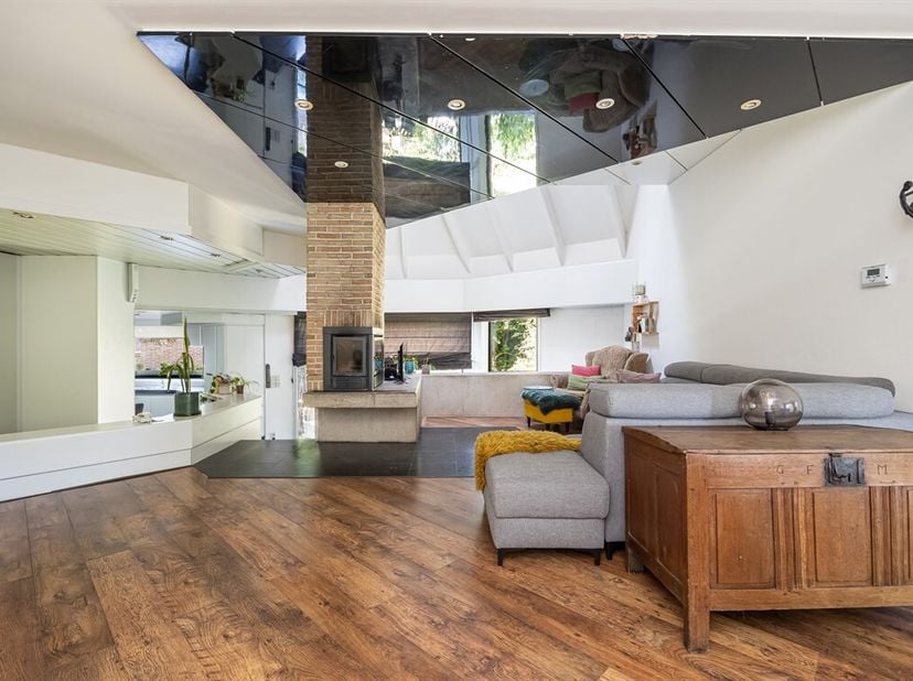 Bent u op zoek naar een woning met een opvallende architectuur, een royale stadstuin én tal van mogelijkheden? Dan is deze verborgen parel in het cent