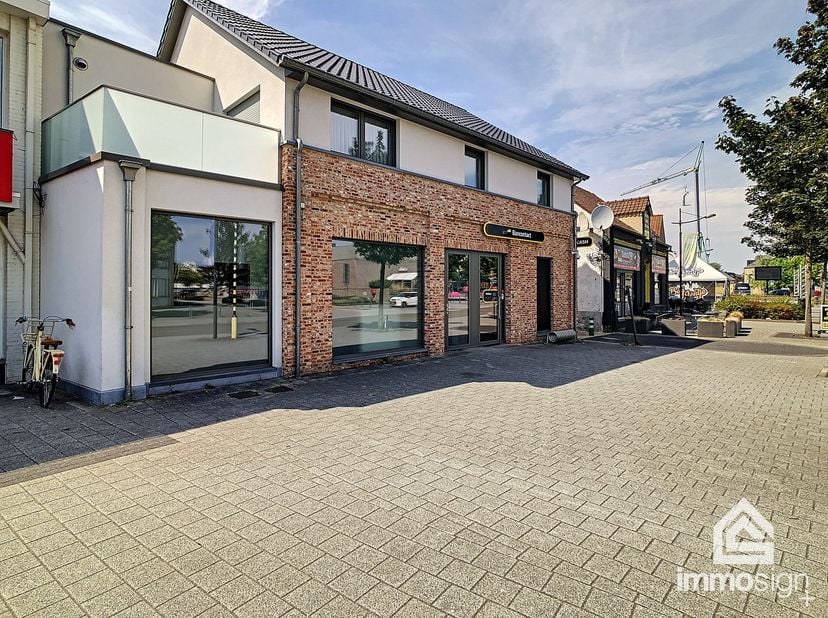 PLUSPUNTEN&lt;br /&gt;
+ oppervlakte totaal: 115 m²&lt;br /&gt;
+ oppervlakte kantoor: 88 m²&lt;br /&gt;
+ oppervlakte bank: 27 m²&lt;br /&gt;
+ voorzien van airco&lt;br /&gt;
+ Ka