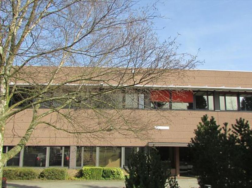 Kantoren + polyvalenteruimte in een rustig en groen park. Flexibele indeling mogelijk.Vlak aan de oprit van de E40 en retailzone Weiveldlaan. Goede pr