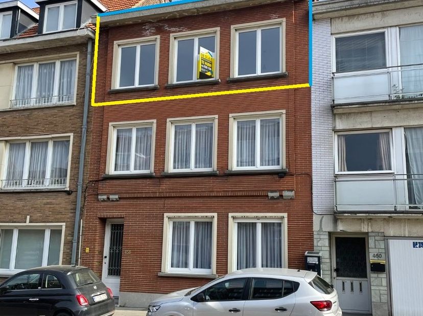 Op een boogscheut van Brussel, Zaventem en de autostrade, treft men in een kleinschalig gebouw op de 3de verdieping dit gezellig appartement met 1 sla