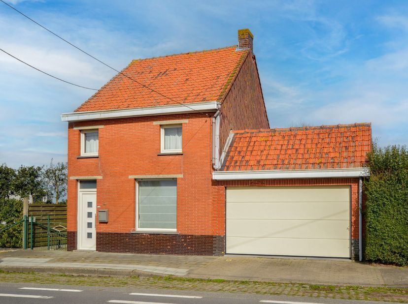 Deze charmante halfopen bebouwing is gelegen in een landelijke omgeving te Eernegem op een perceel van 366 m².&lt;br /&gt;
De woning werd gebouwd in 1933 en