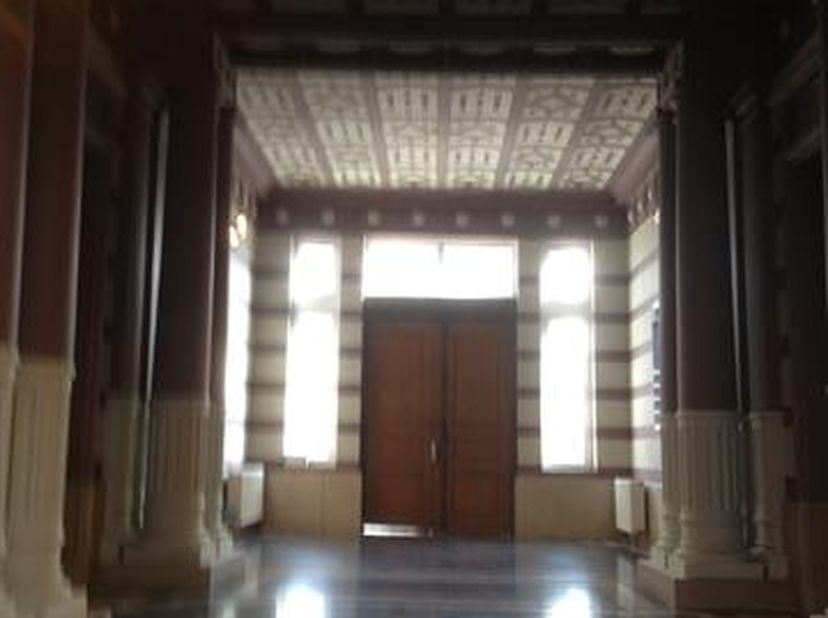 Très beau bureau rénové de +- 35m2 dans un immeuble de caractère. A disposition salle de réunion comprise dans le prix, Ascenseur, cuisine commune...