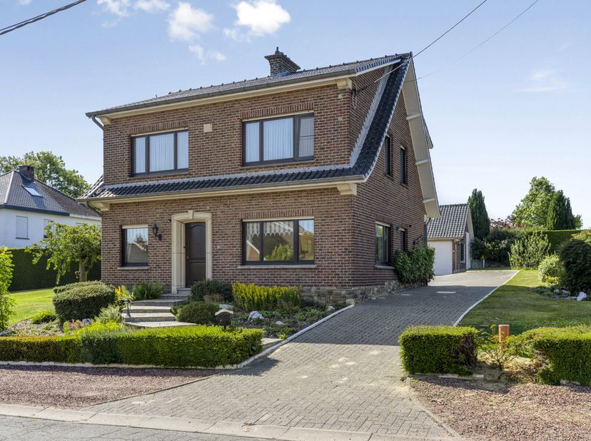 Villa de charme dans un quartier résidentiel et calme à OverijseSituée dans une rue en cul-de-sac verdoyante et résidentielle à Overijse, cette villa