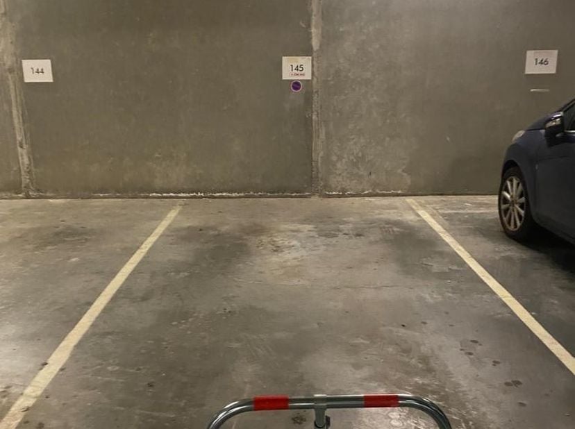A louer ou à vendre : Choix de 14 places de parking, avec support de stationnement, dans un parking souterrain, situé sous la Résidence Les Sables, à