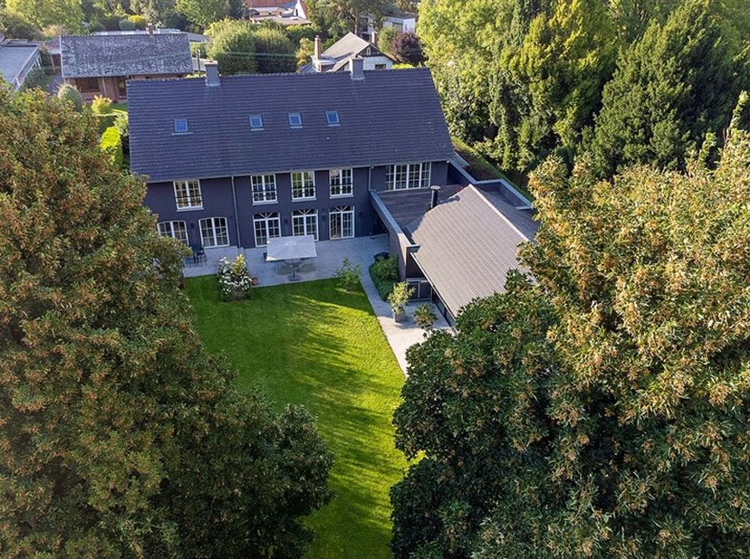 Aux portes de la ville, cette splendide villa vous laissera sans voix. &lt;br /&gt;
Superbement rénovée, cette propriété bénéficie de tout le confort recher